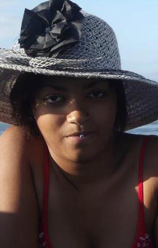 so chata mais so em momentos estranhos,divertida,palhaça,cuidadosa com minhas amizades ,gosto de quase tudo,menos falsidade.....axu que e  so.....
