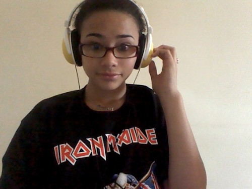 Sou menina, jogo videogame, curto Rock e South Park ..
Problem?? No, So Follow Me :333