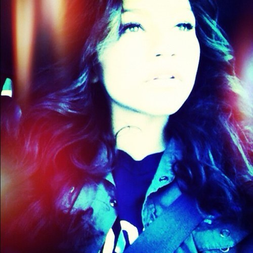hiya heya oi aloha hola bonjour Its me zendaya! From shake it up! I created this twitter to talk to all of you and get to know you all a lot better Xoxo daya