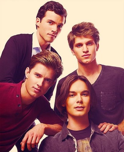 Just another fan of the world's best series:Pretty Little Liars. I love Dakota and Elle Fanning too #Brazilian #Girl . -A