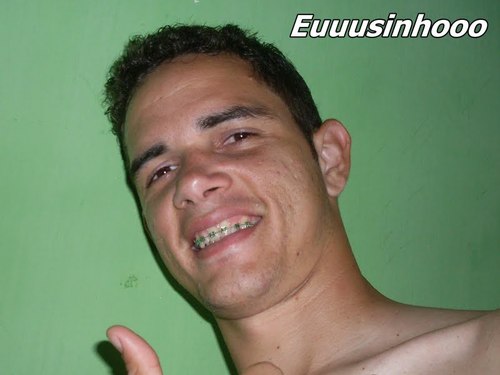 Sou uma pessoa alegre, simpatico, feliz, companheiro.
