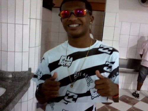 Levo a vida no sorriso mesmo passando sufoco...