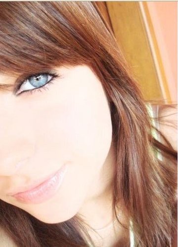 Larissa, 19 anos, estudante de marketing. Ama cachorros, chocolate, renda, perfume e sorrisos bonitos. =) (sim tenho skype, msn e blabla)