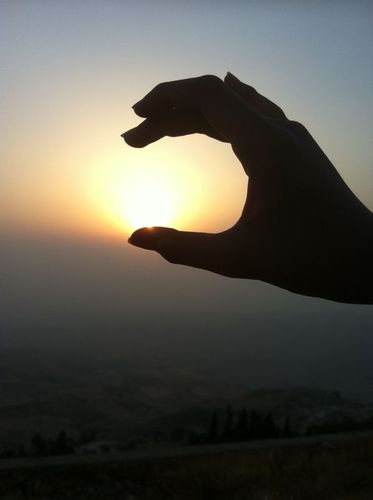 شخص يحب بلده كثيرا .ويحب الخير للناس ويدعو لهم باالتوفيق .