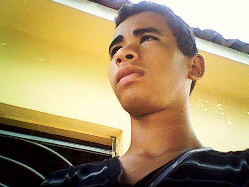 sou um garoto perfeito ou quase perfeito que adora rir e bagunçar dos outros ou mais aê já mim conheçou então mim siga sigo todos de volta