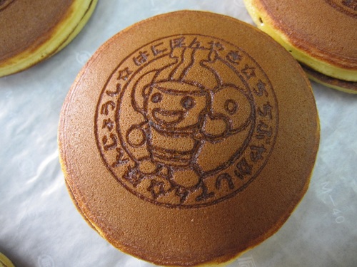 埼玉県本庄市の和菓子屋、秩父家菓子店です。だんご、豆大福、いがまんじゅう等販売しています。本庄特産のキュウリを使ったどら焼き「どらＱ」も好評販売中。#のし餅 #かき餅 #玄米餅 #黒胡椒餅 #唐辛子餅 #鏡餅 #お供え #あんびん餅 #埼玉県 #本庄市 #和菓子 #朝生 #どらＱ #はにぽん焼き #最中 #秩父家