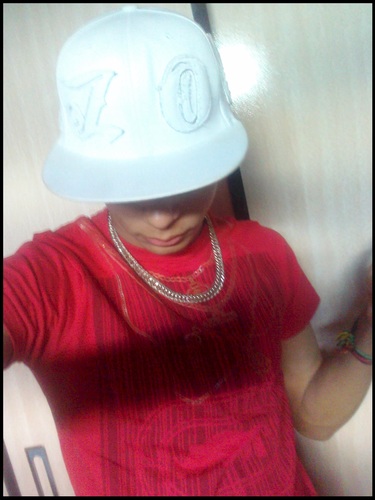 Vagabundo quer, um Sedan, um revólver 
Um Golf, uma 9 , um Astra, uma Glóck!!!