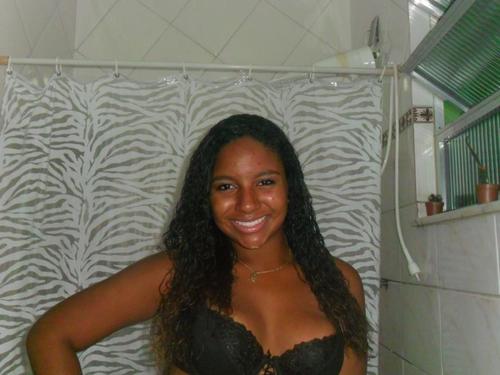 Sonhava em ser uma pricesa,skatista,escritora, editora de moda de uma revista,hj sou só skatista mesmo, não desisto do sonho de ser estilista e editora de moda.