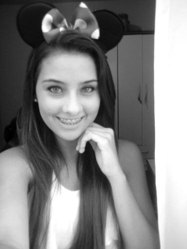 Dramática, irritante, carente, louca, irônica, desligada, chata e muito ciumenta. Prazer, eu .*-*