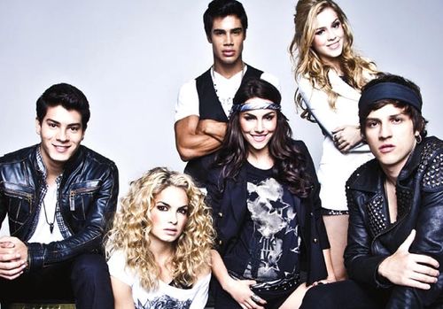 Rebelde só vai acabar , quando o último coração de fã parar de bater  
Sophia,Lua,Mel,Micael,Arthur,Chay amo vcs ∞