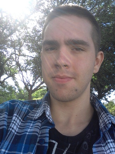 roqueiro, amado por todo mundo, palhaço, um pouco descontrolado, sentimental até de mais, muitos me conhecem como Pataxó. \,,/