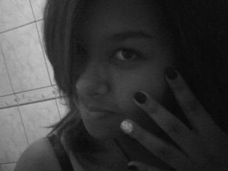 Leticia...
na minha vida so dou valor a Deus a minha familia e aos meus verdadeiros amigos,faço teatro,danço e canto,creio q sou engraçada e sincera.=3