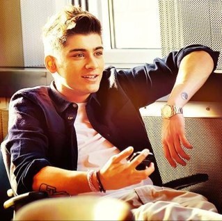 falsezaynmalik's profile picture. Vas Happinin Zayn here 1/5 and apart of @OneDFakes