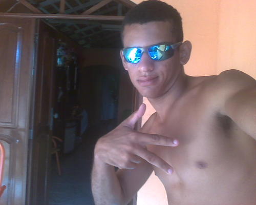 Alguns vão te odiar, fingem que te amam agora. Então, pelas costas, eles tentam te eliminar. Mas quem Deus abençoa, ninguem amaldiçoa ! '
 Bob Marley