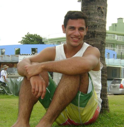 Carioca, taurino, famoso, feliz, filho do Rodrigo Lombardi e  de havaianas..