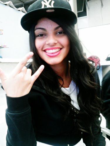 Ela curti um funk, ela é de balada, ela gosta da night, ela é de beber *--*
