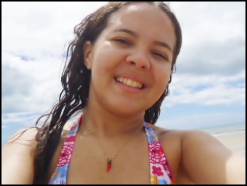 Estudante,18 Aninhos.,Viciiada em ESMALTES,cabelo meio sem corte estilo bipolar *-*  Sonho:Fisioterapia ;~~