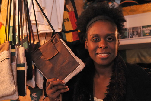 Originaire de la Guadeloupe je suis une créatrice de sacs et accessoires de mode inspiration Caraïbes et Afrique