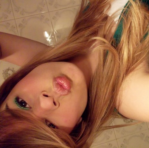 14 anos --- Corintiana --- Chocolate ---- Justin Bieber --- 1D--- Deus .  & Follow-me ?