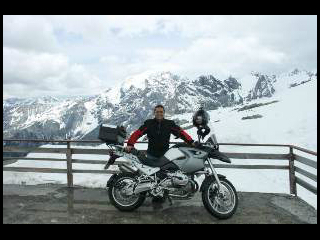 Paracaidista, buzo, músico, fotógrafo,  aeromodelista, ciclista, motociclista... extremo 100%, amante de toda la música.