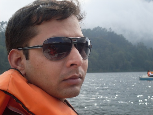 introvert/loves giving Gyan, minimalist/still in the rat race, calm/eye of the storm, bookworm/avid sports buff. A life around contradictions & full of love 💖