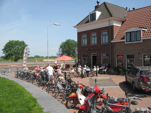 Cafetaria 'Plaza de Haven', gewoon lekkere patat en heerlijk ijs! Gelegen aan de doorgaande weg tussen Zwolle en Wapenveld.