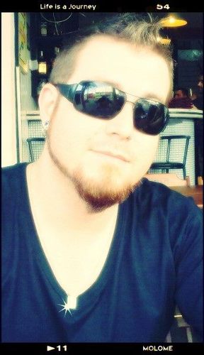 Sou o Ruivo que vêem passando por aí... Voz grave... Com óculos, moicano, barba, cavanhaque, piercing...