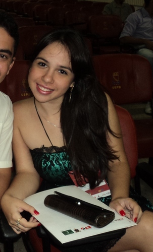 Gosto de pessoas e amores inteiros. Porque não sei me dar pela metade nem por partes. Eu transbordo. E se você também for do time que transborda, vem pra cá.