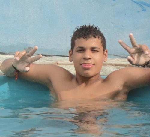 16 anos, chato , irritante e ja é  segue ai  ?     Perguntem ? http://t.co/18z5YIv3