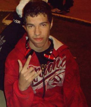 Pegue seu amorzinho triste e sozinho 
Cole seu slogan estúpido ♪♫