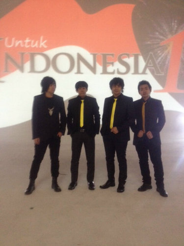 poetrabrothers's profile picture. Poetra Brothers adlh band saudara kandung yg beranggota Riswan Putra (Vokal, Guitar), Riski Putra (Vocal, Bass), Arul Putra (Vocal, Guitar), Yudi Putra (Drum)