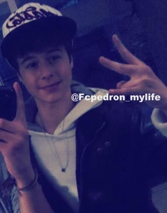 Sabe oq é lindo? Msm sofrendo,morrendo de sdd, chorando por ñ te ter aqui, EU TE AMO cada vez mais! @PedroNegrini. Twitter de divulgação da @Fcpedron_mylife ♥