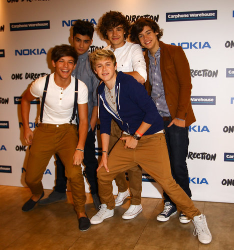 Hi I'm Directioner :)) Have Lovely Friend  @BigLoveToNiall  Follow me I will Follow back :))