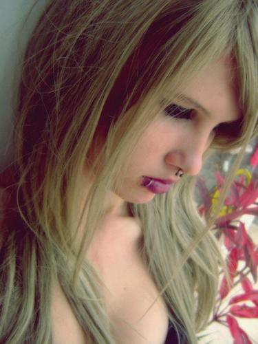 Curitiba , 19 anos , Modelo , Rock , Piercings , Tattoagens , Horror .