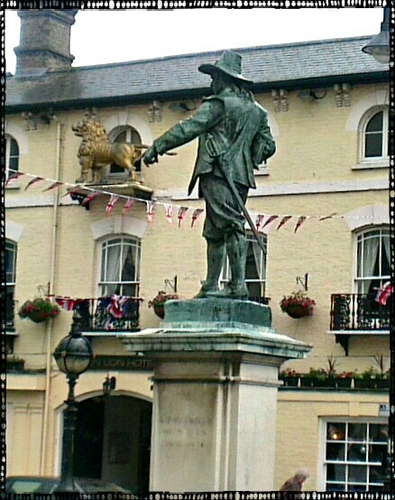regularly molested statue and victim of Oliver Cromwell ... the photos are funny though !!!