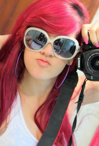 Suua Plincessa ((:  :3 
                         {...} Nãao gostto de miim 
FODA-SE não nasci praa tte agradaar -'-