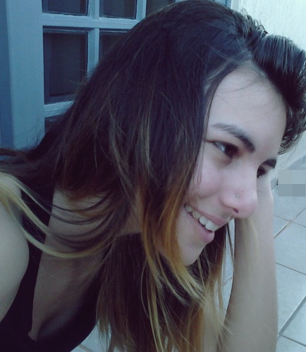 15 anos,Leolina,unhas,cabelo,familia,make,amigos,sincera,odeio falsidade..Solteira..Loka,rii de tudoo..