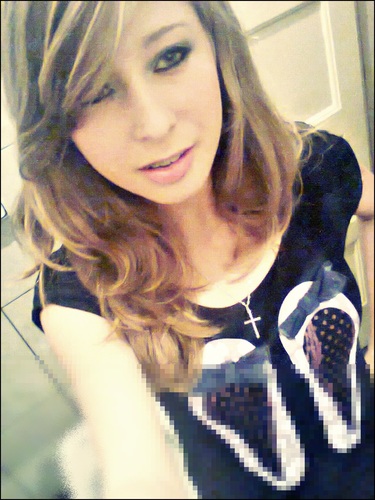 Vish' Fala Dii Mim é dIfiicio :/( Bom , LorÁa , Bagunseira , BriincÁlhona , CORINTHINA!! e Me Da chocolate q vc Mi conquiista Rapiudin ;) kkk Zuera # ^.^