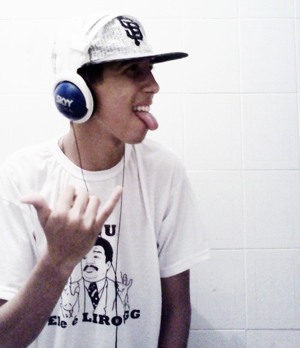 é meu nome é Gabriel Castro mais pode chamar de Lirou GG, Lirou porque eu pareço o ratinho do filme, e o GG kkk, nem queira sabeer.
