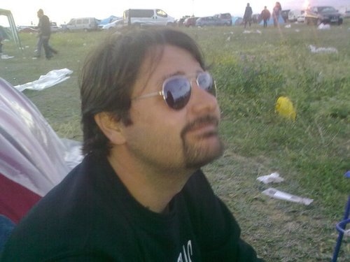 VicentPastor13's profile picture. ¿Qué es lo q puede ofrecerte un salteador de caminos perdidos? soy el q no tiene sitio, soy el pellizco pa cuando te olvidas de q soy... el perro verde.