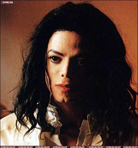 Coucou tous le monde!Tous d'abord, je suis une fan Française de Michael Jackson Pour moi il est vivant !C'est trop triste :'(
Tu me follow je follow back peace!