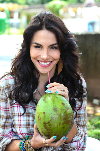 Mel Fronckowiak me arranca sorrisos bobos e alegres quando lembro de coisas engraçadas q só ela pode me faze rir mel linda