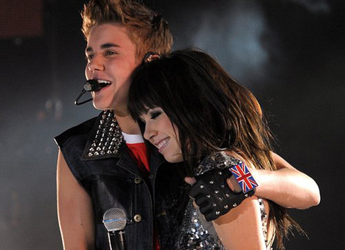 Quando tudo está difícil, eu lembro de você, do jeito como você trata seus fãs, lembro do seu sorriso e seu olhar encatador @JustinBieber Love u (: