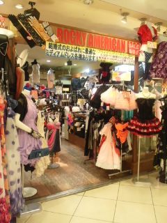 渋谷109にあるドレスと衣装のお店『ROCKY AMERICAN MARKET』のツイッターです。入荷情報やスタッフの凡庸なつぶやきを軸にがんばって参ります。TEL 03-3461-2634/営業時間10:00～21:00