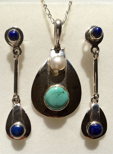 Oxbridge Blues Jewellery exists to raise the profile of women's sport at Oxford and Cambridge Universities. Available to all current and past Blues & Half Blues