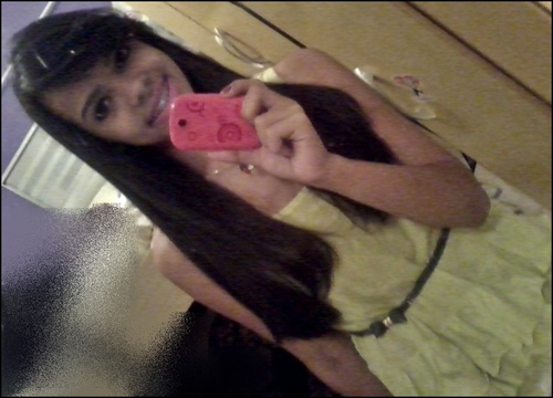 Ciumenta, possessiva, insegura, amiga, romântica, chorona, mandona, orgulhosa, irônica, sonhadora, exagerada,  dramática. Quer saber mais ? Follow - me :]