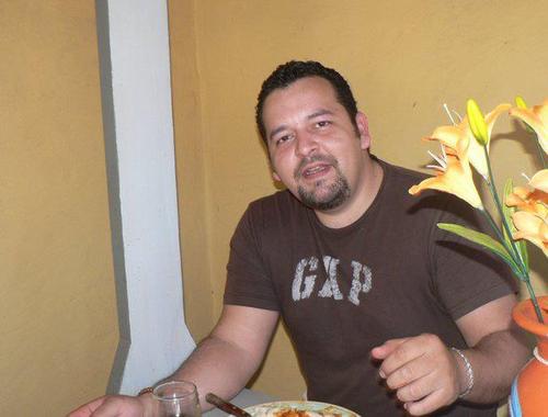 Hombre, atento, cariñoso, culto, elocuente, interesante, divertido. Amante del Derecho, la politica, los viajes, mi familia, las noticias y Cerrista