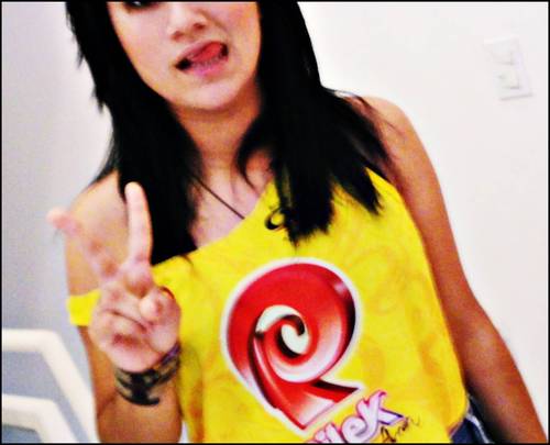 Bruna Santiago , curto meu curso ( edificações), politica,   musicas , ler , natureza, internet, esporte e conhecer pessoas , portanto : Plaisir mon cher  (: