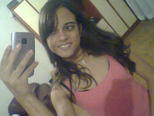 Uma pequena pessoa, com sonhos de uma grande menina ! \õ/
Vivendo num mundo surreal e estressante ;x   
segue?  XD
