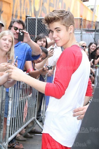 helloeveryone16's profile picture. 